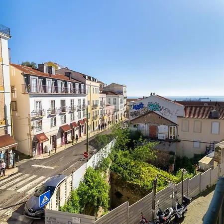 Discover Lisbons History - Stylish In Alfama Apartament