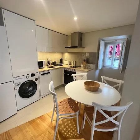 Discover Lisbons History - Stylish In Alfama Lisbon