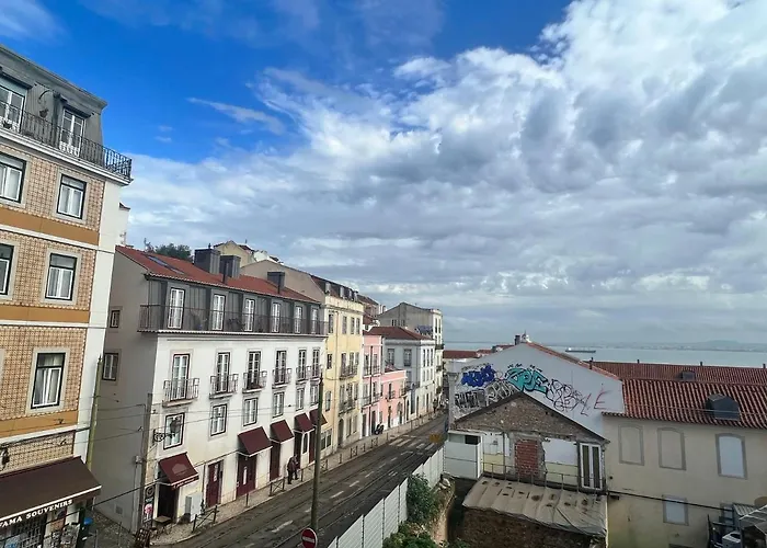 Discover Lisbons History - Stylish In Alfama