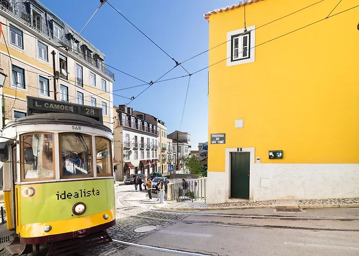 Discover Lisbons History - Stylish In Alfama 리스본