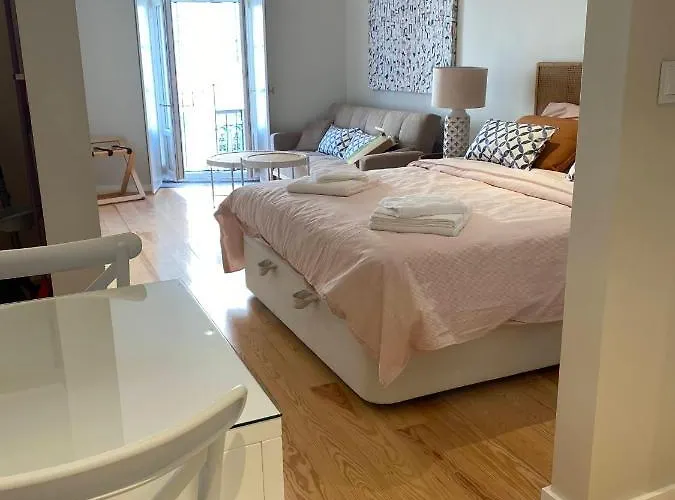 Discover Lisbons History - Stylish In Alfama Apartment *