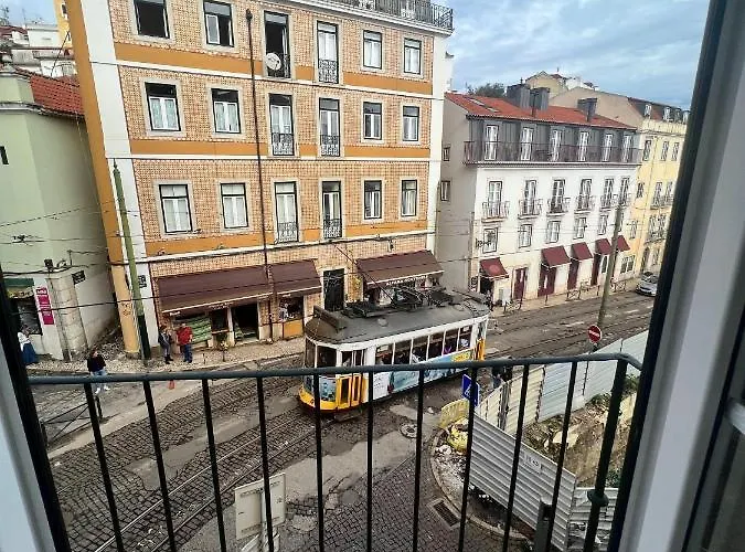 Discover Lisbons History - Stylish In Alfama Apartment