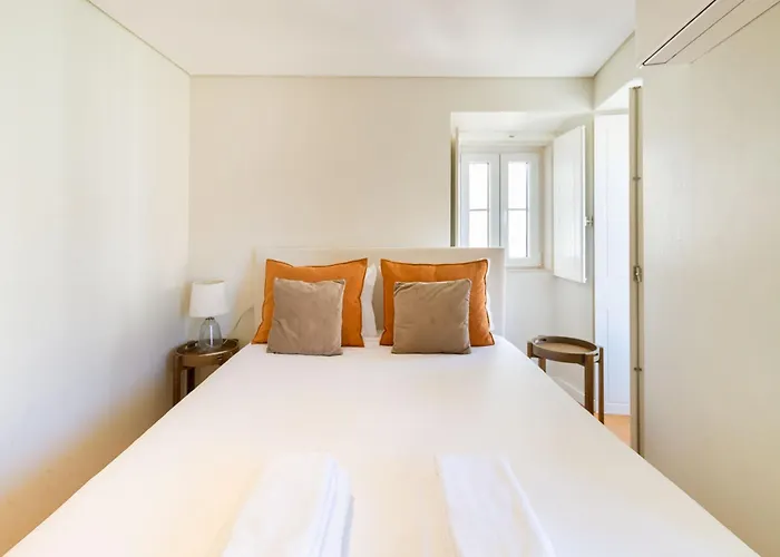 Discover Lisbons History - Stylish In Alfama * Lisbon