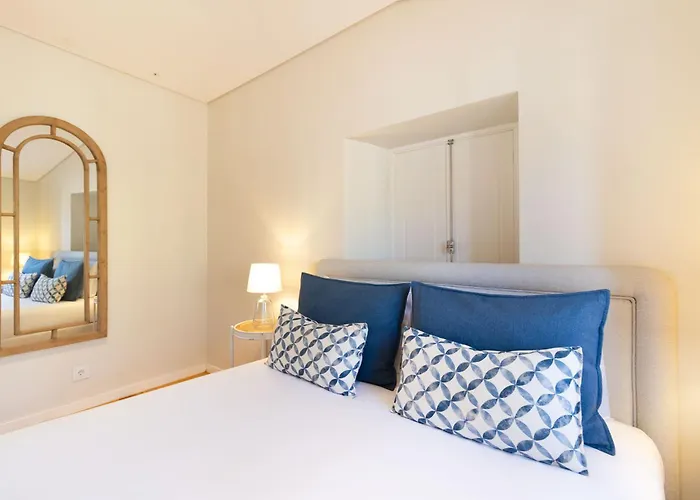 Discover Lisbons History - Stylish In Alfama *